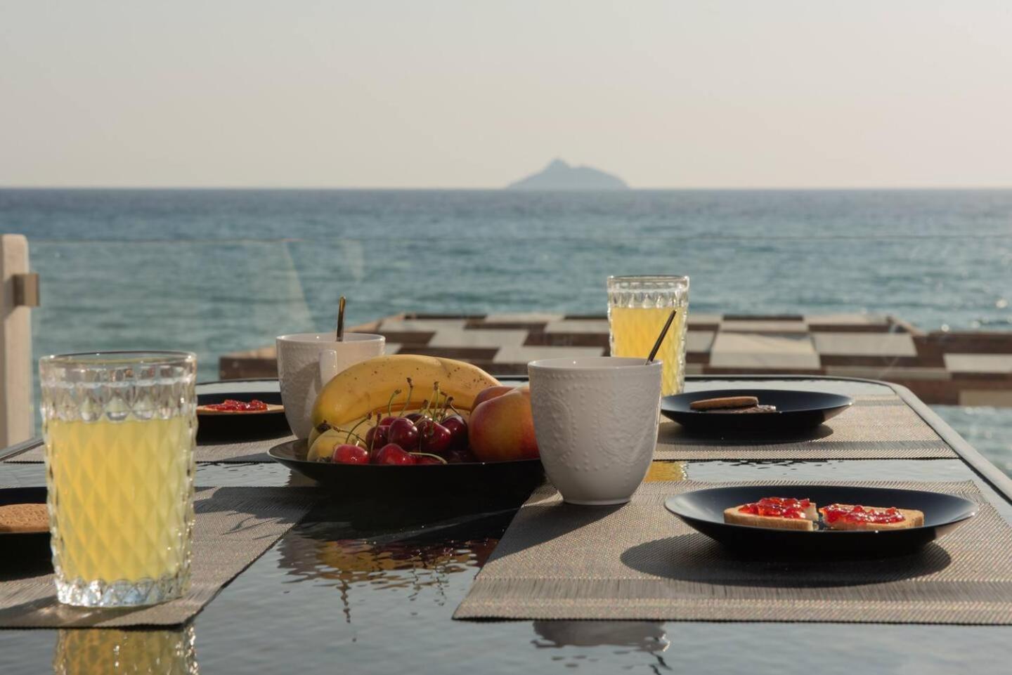 Stella & Eleni Suite With Shared Pool & Open View 칼라마키 외부 사진