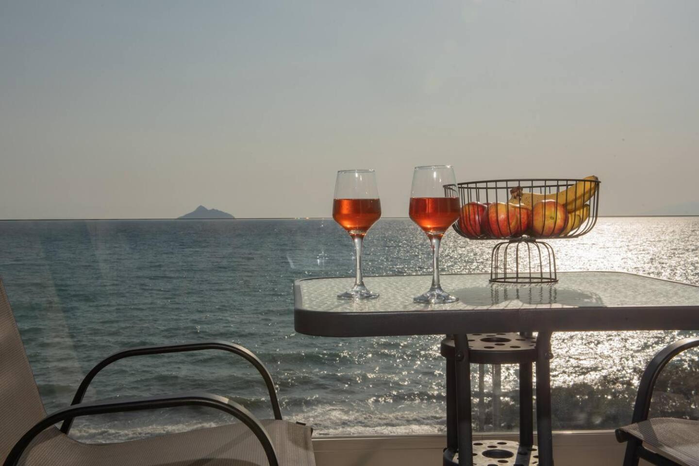 Stella & Eleni Suite With Shared Pool & Open View 칼라마키 외부 사진