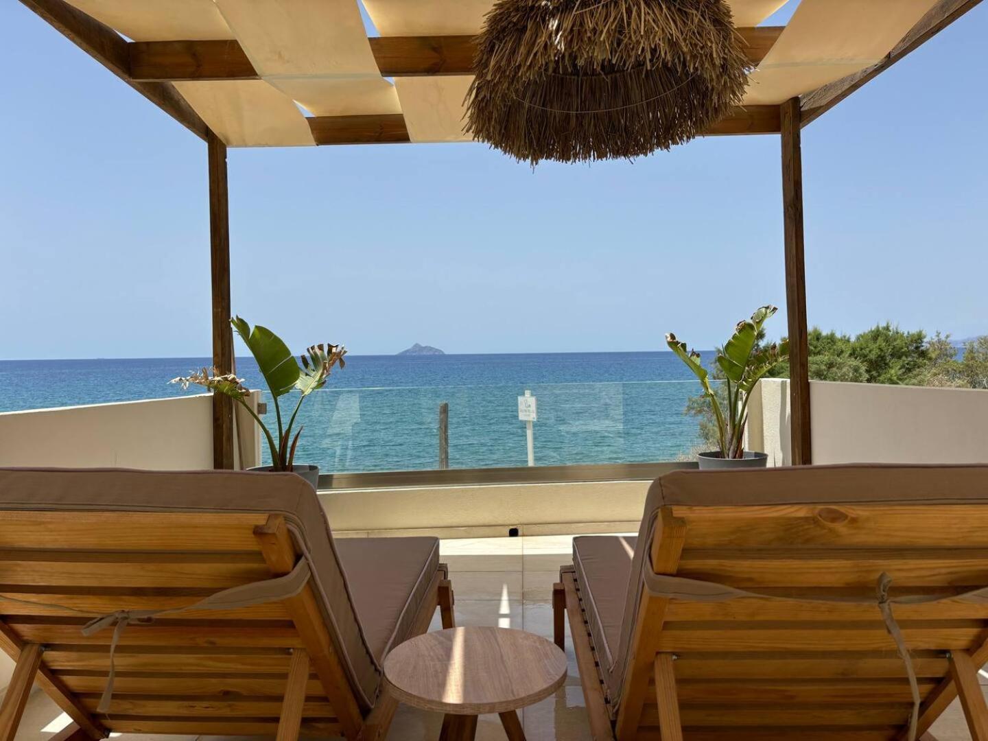 Stella & Eleni Suite With Shared Pool & Open View 칼라마키 외부 사진