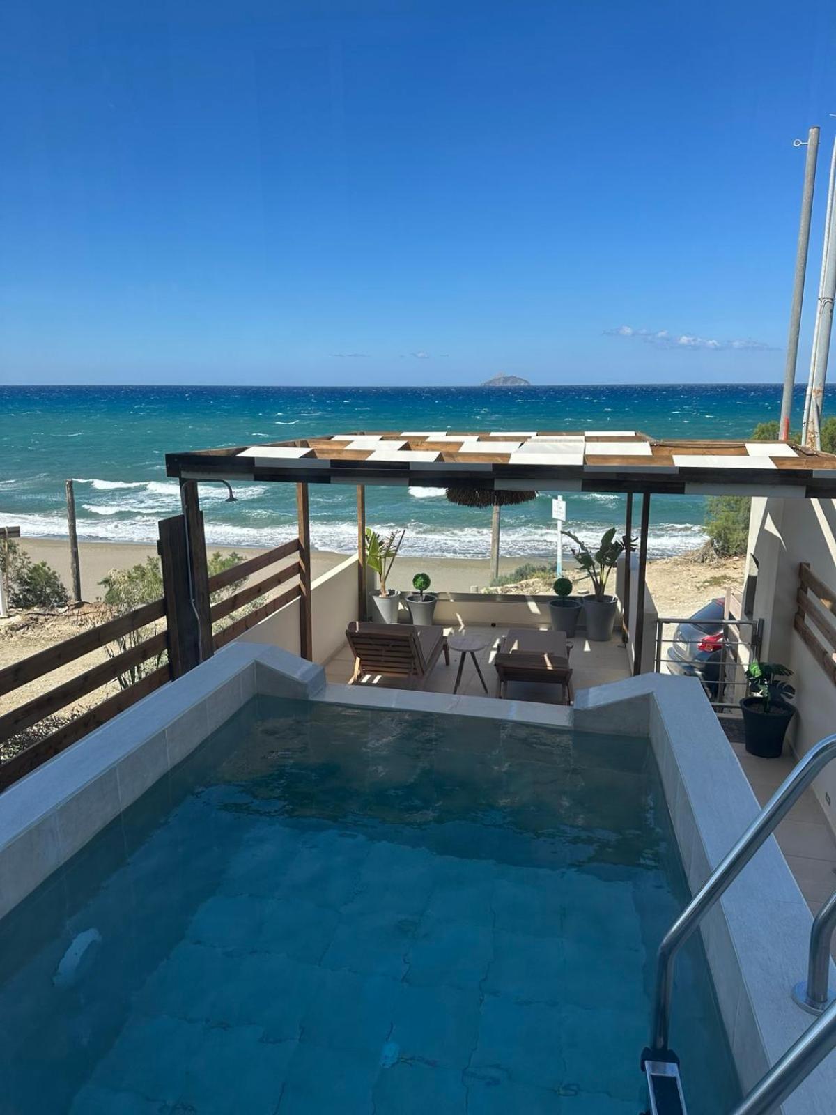 Stella & Eleni Suite With Shared Pool & Open View 칼라마키 외부 사진