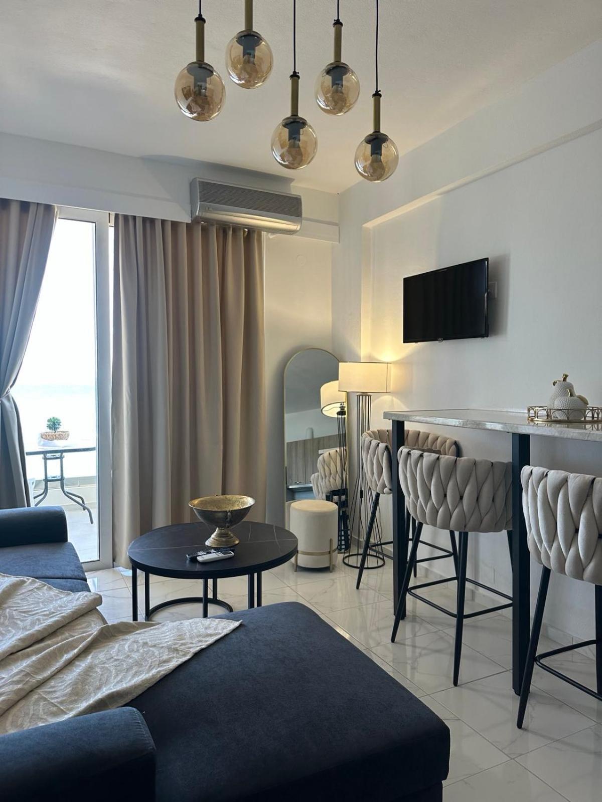 Stella & Eleni Suite With Shared Pool & Open View 칼라마키 외부 사진