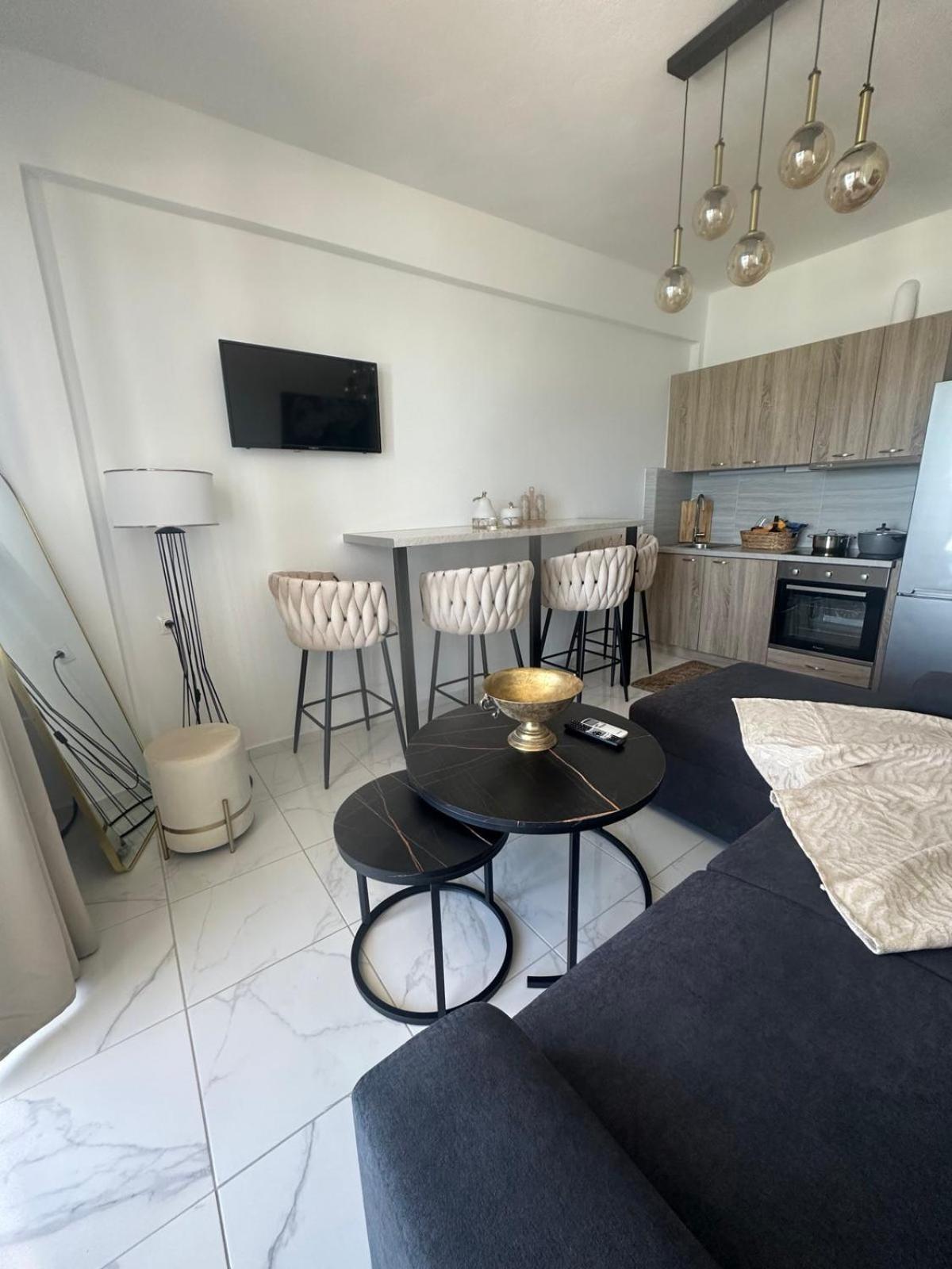 Stella & Eleni Suite With Shared Pool & Open View 칼라마키 외부 사진
