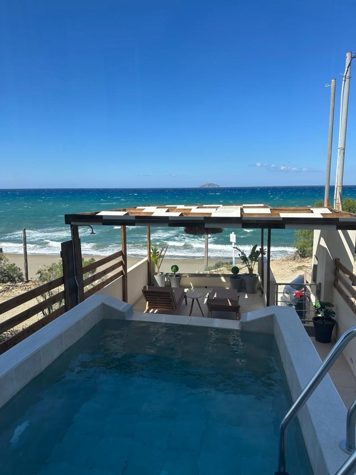 Stella & Eleni Suite With Shared Pool & Open View 칼라마키 외부 사진