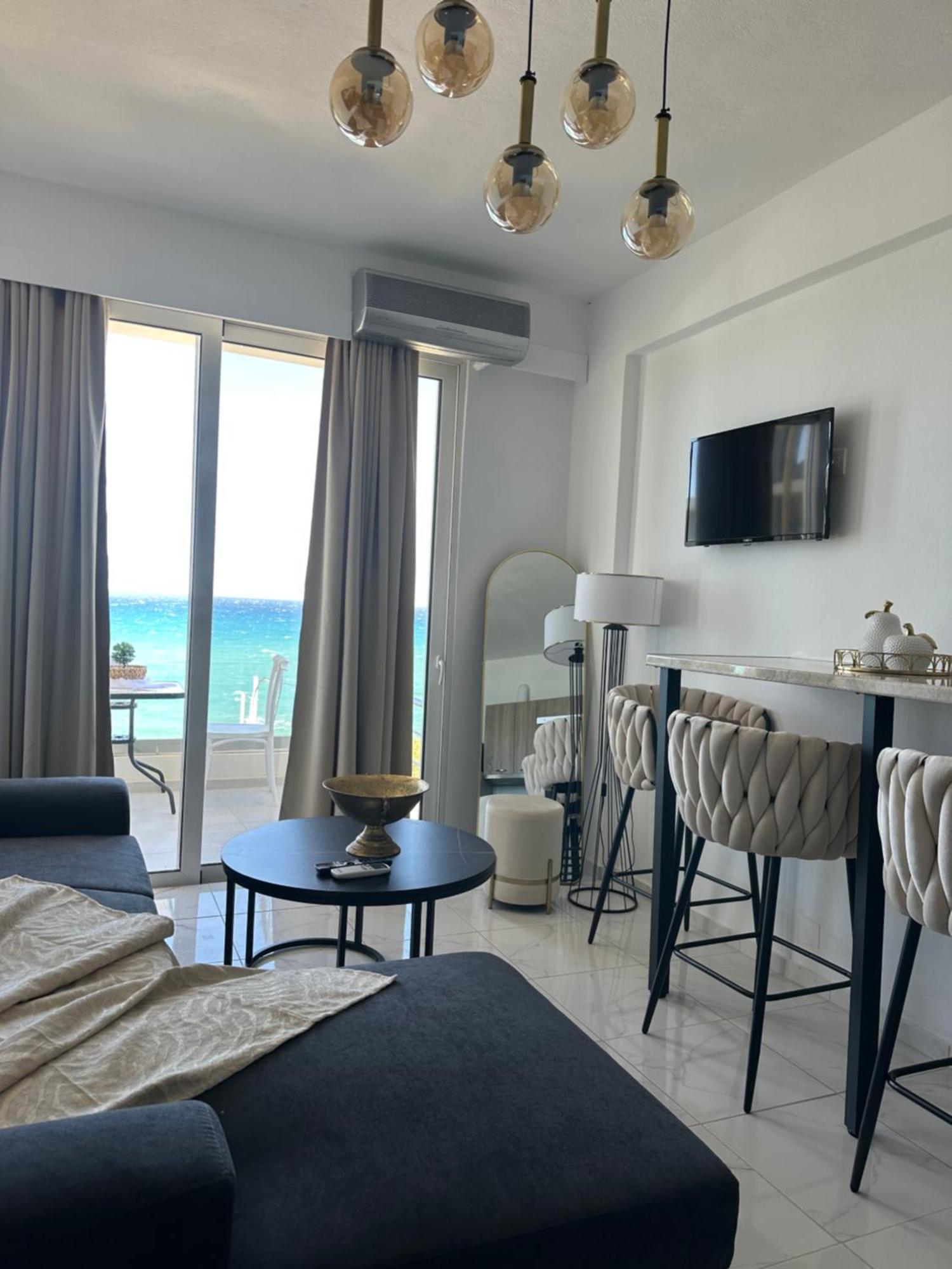 Stella & Eleni Suite With Shared Pool & Open View 칼라마키 외부 사진